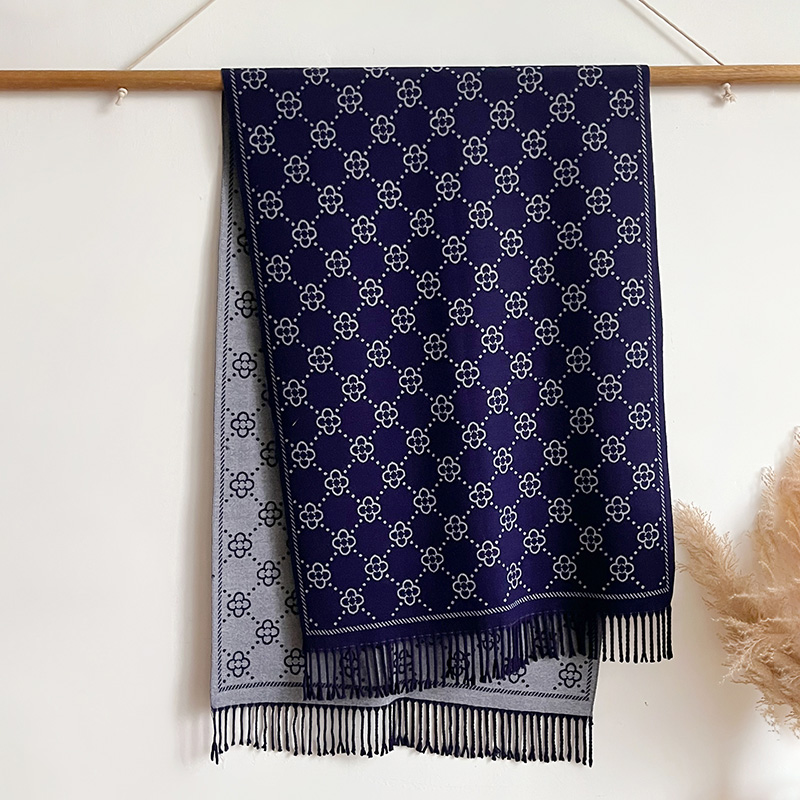Brands Jacquard Design Winter  - огляд і ціна Woven Scarf Blanket